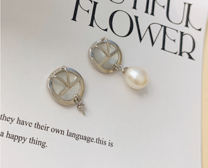 mother of pearl and pearl necklace setting