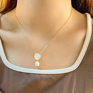 mother of pearl and pearl necklace setting