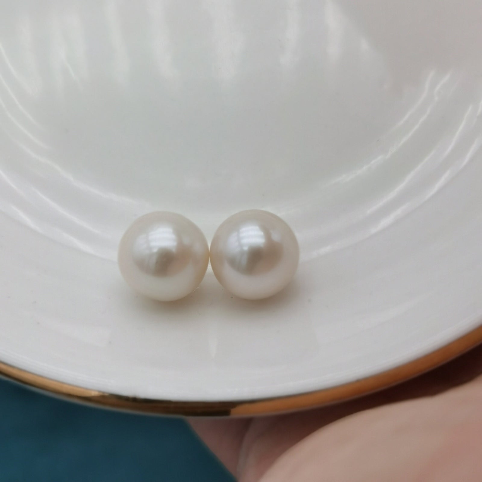 3A One Pair 9-10mm Round White Freshwater Pearls, Half Drilled Loose Pearls, Good Luster Pearls for DIY Earrings or Jewelry Making