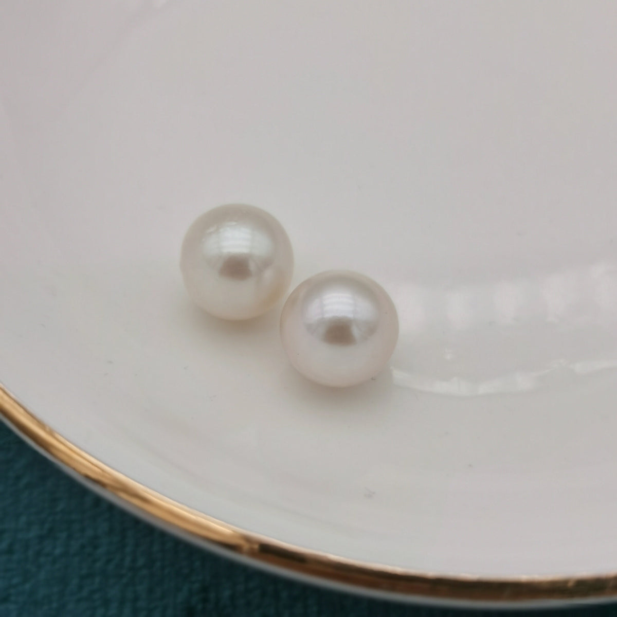 3A One Pair 9-10mm Round White Freshwater Pearls, Half Drilled Loose Pearls, Good Luster Pearls for DIY Earrings or Jewelry Making