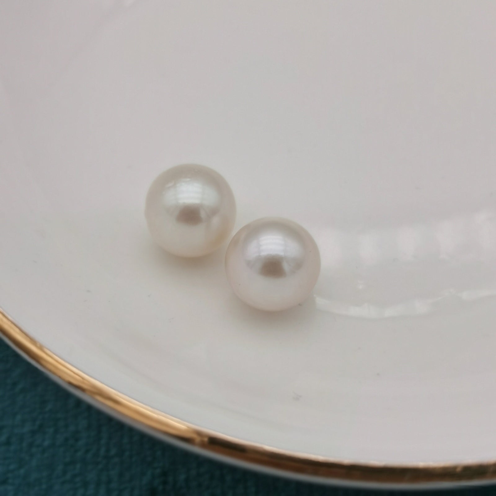 3A One Pair 9-10mm Round White Freshwater Pearls, Half Drilled Loose Pearls, Good Luster Pearls for DIY Earrings or Jewelry Making