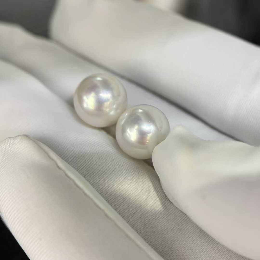 5A One Pair 10-11mm Round White Freshwater Pearls