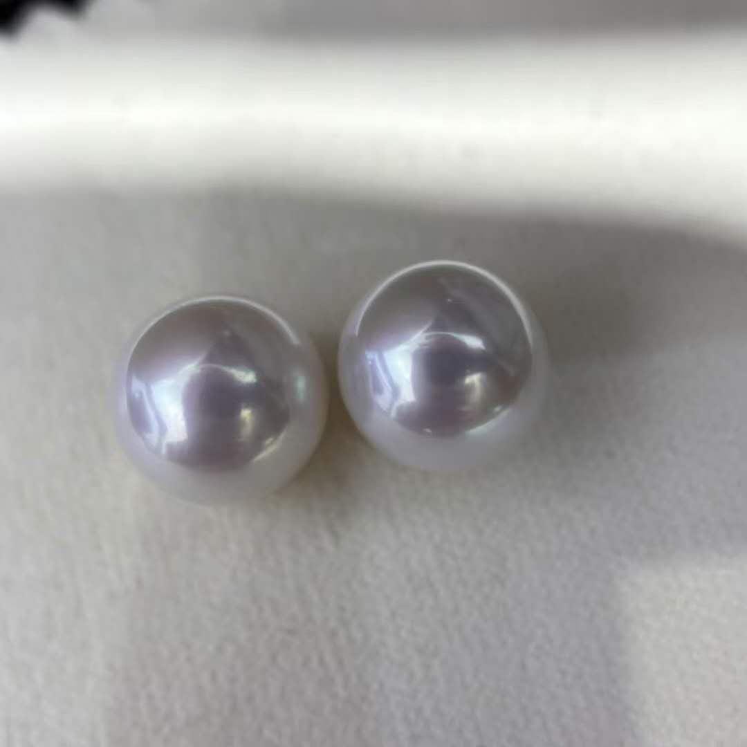 5A One Pair 10-11mm Round White Freshwater Pearls