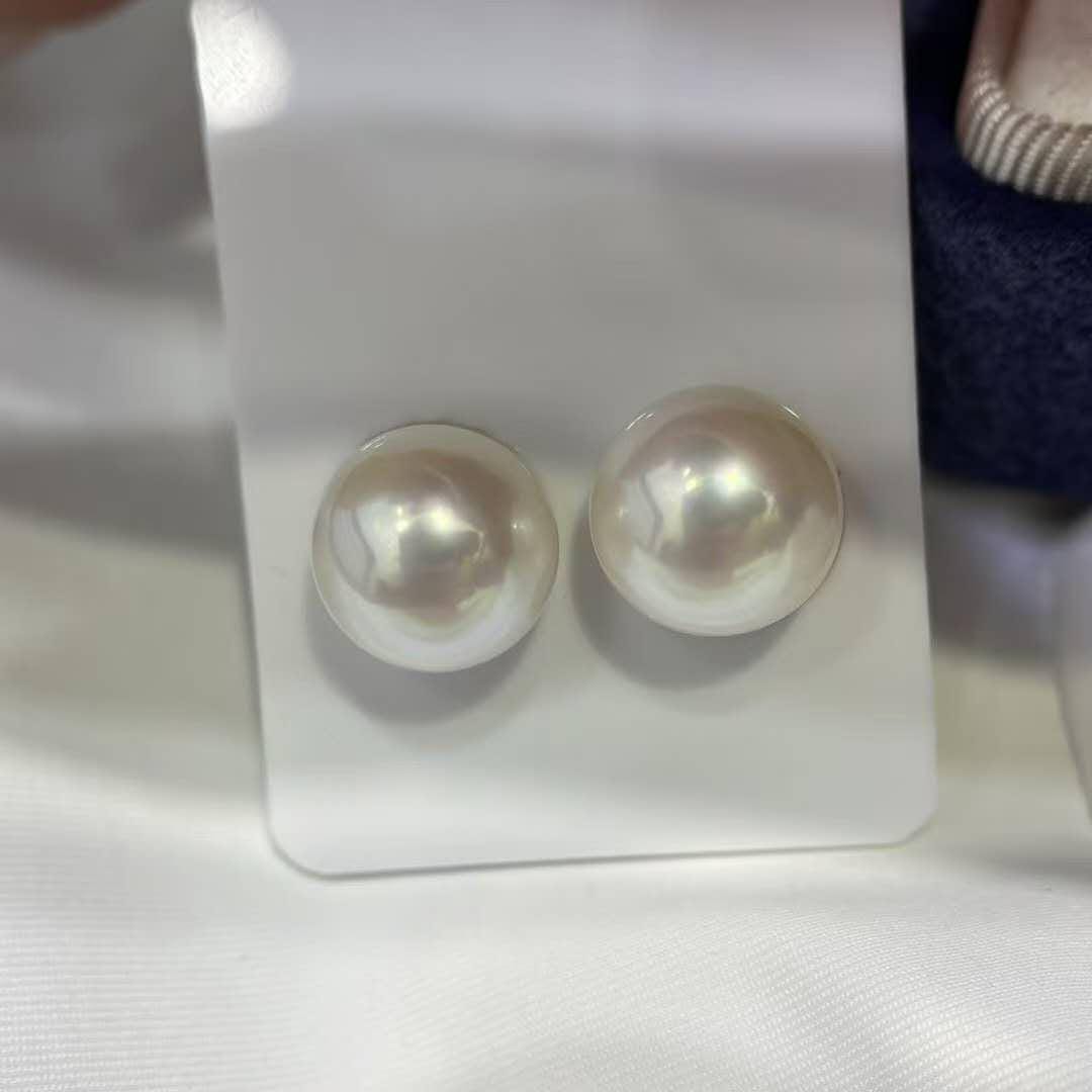 5A One Pair 10-11mm Round White Freshwater Pearls