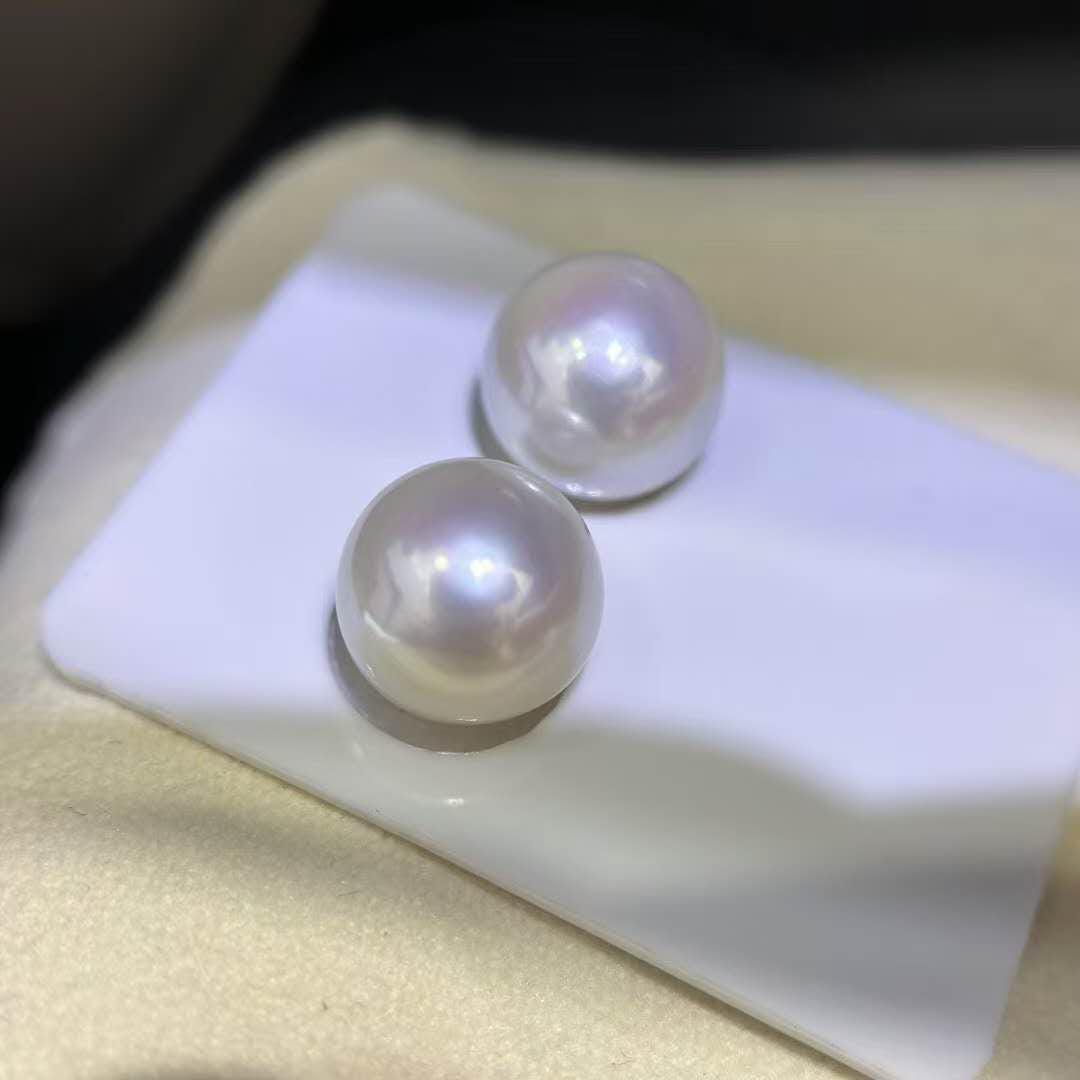 5A One Pair 10-11mm Round White Freshwater Pearls
