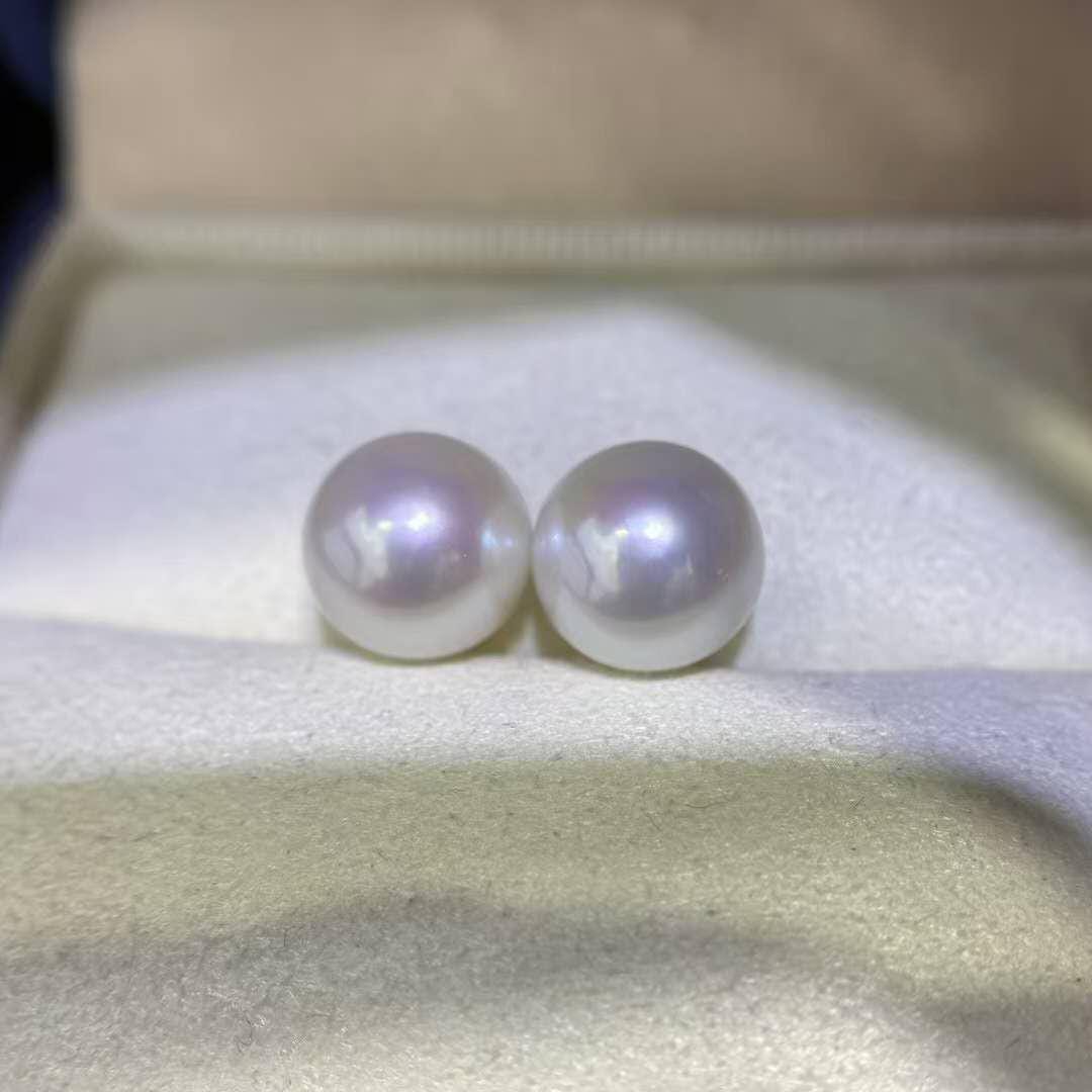 5A One Pair 10-11mm Round White Freshwater Pearls