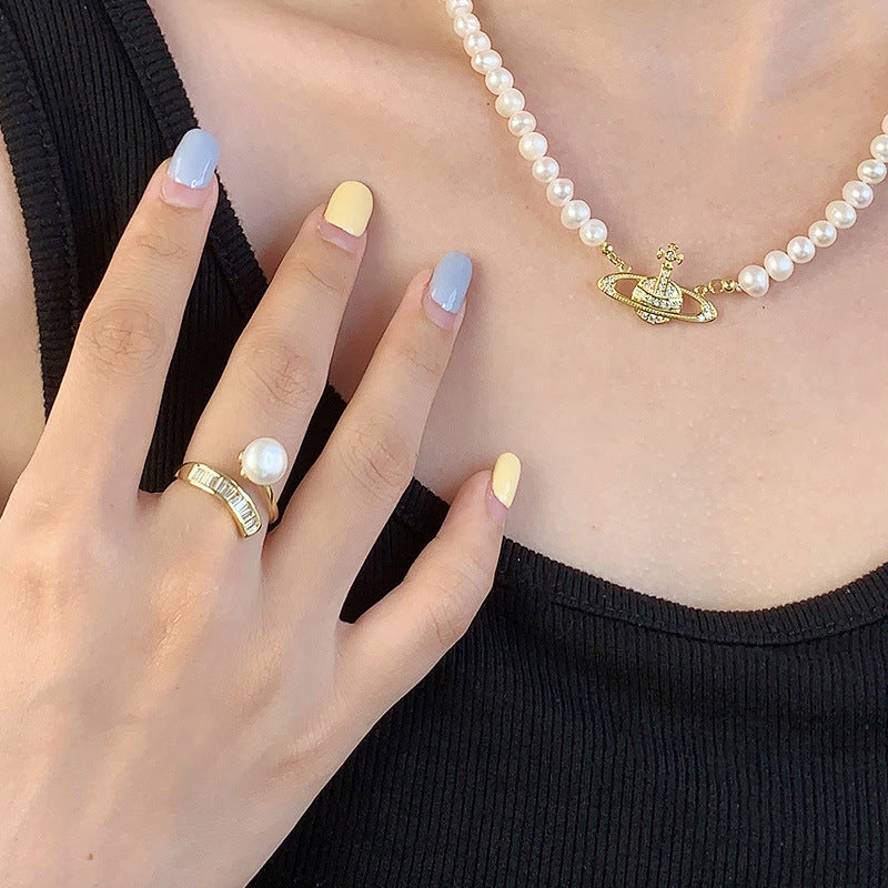 Simple cubic pearl ring setting