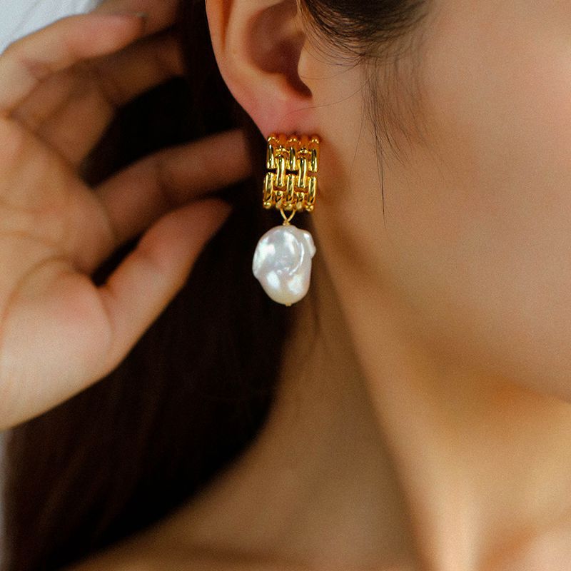 Simple C-shaped Strap Baroque Earrings